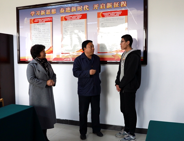 马文刚与学生交谈_副本.jpg